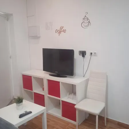 Estudio Cerca Del Carrefour Rosaleda Apartment *